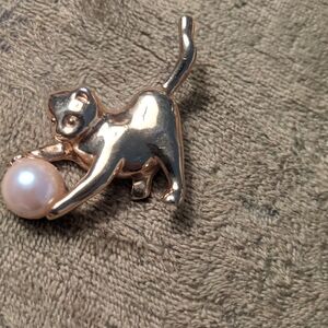 Cat pin faux pearl